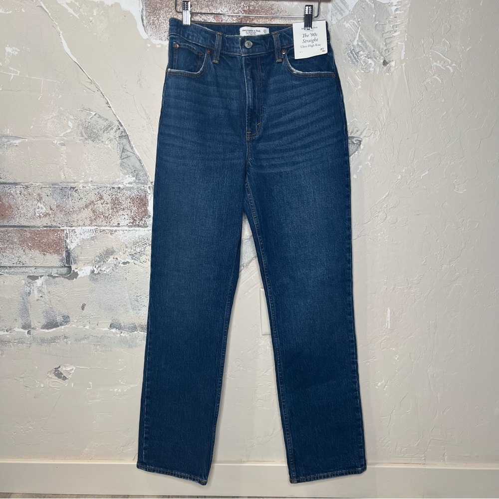 Abercrombie & Fitch NWT 27/4  The 90’s straight leg ultra high rise jeans.